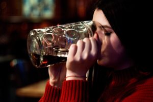 how to detox from alcohol safely at home